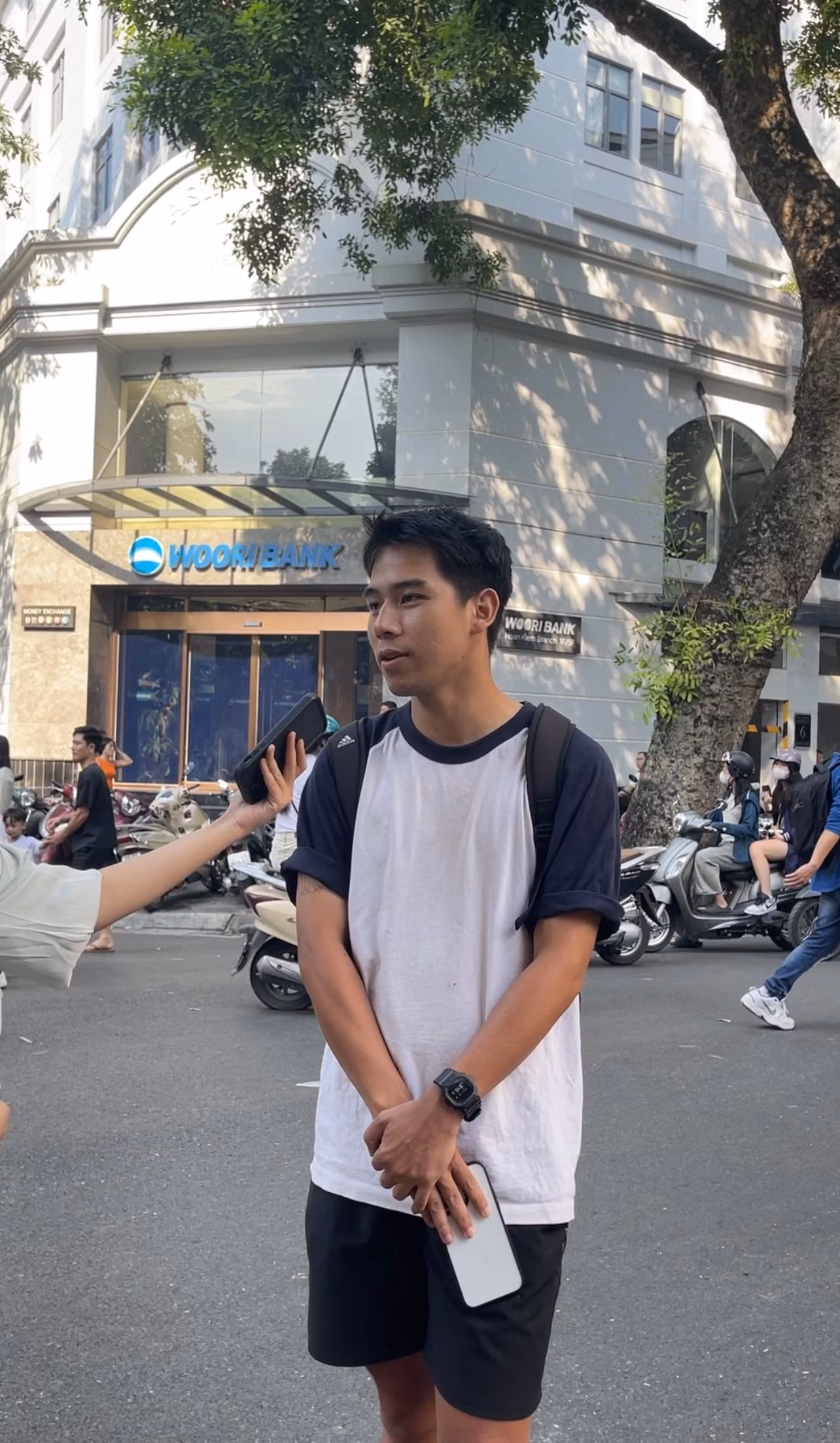 Anh Sáng khá bất ngờ vì không nghĩ hôm nay có đông các bạn trẻ như thế. Anh Sáng khá bất ngờ vì không nghĩ hôm nay có đông các bạn trẻ như thế.