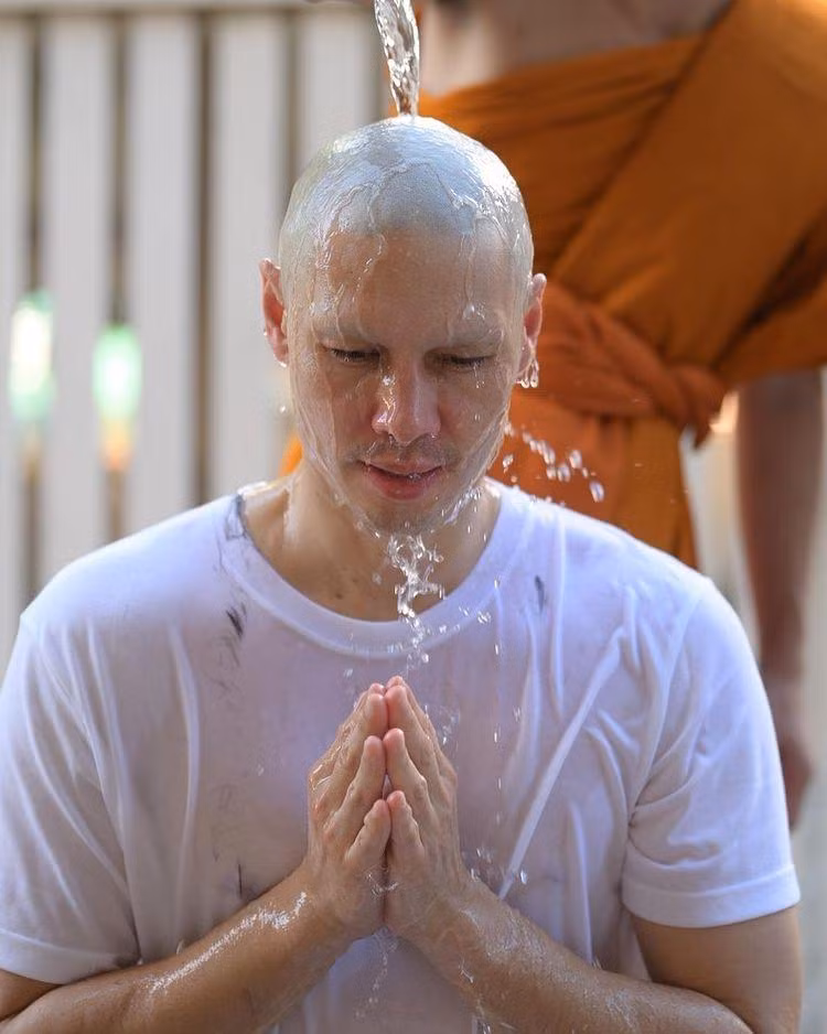Hình ảnh Matthew làm lễ xuống tóc tại chùa.
