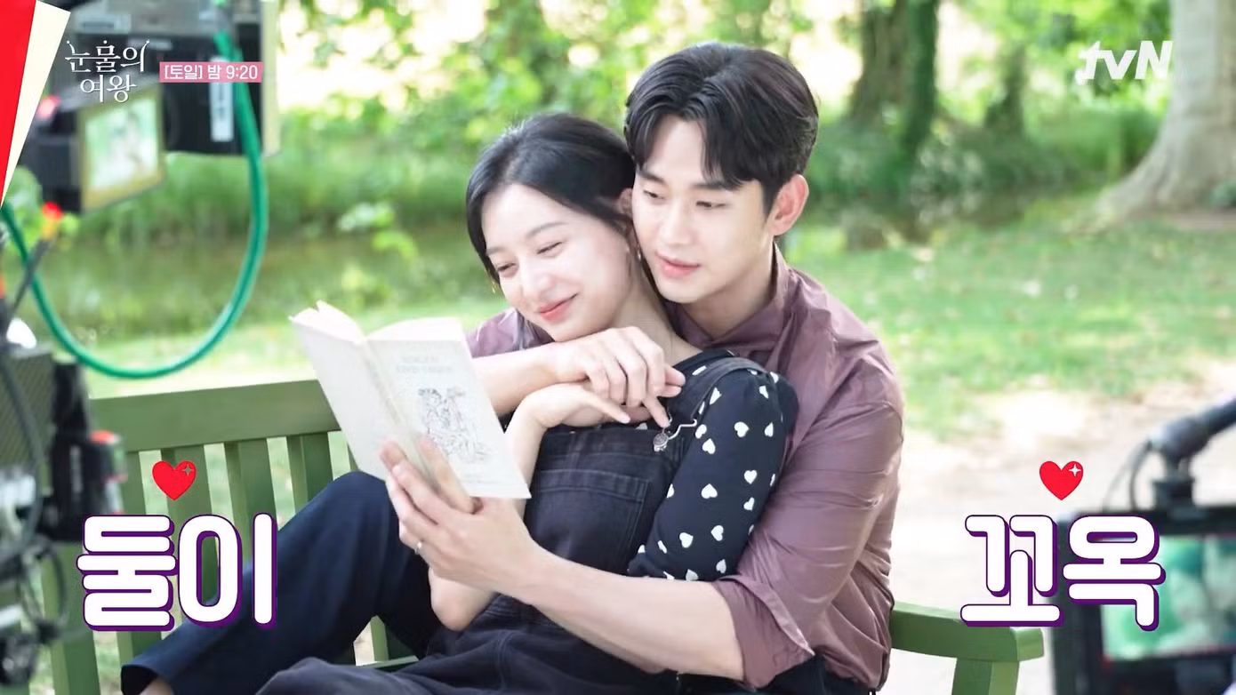 Kim Ji Won ngồi trong lòng của Kim Soo Hyun trêu ghẹo, nhéo má anh... Nhưng lên phim và ảnh still cut chỉ là một đọc sách rất yên bình và lãng mạn.