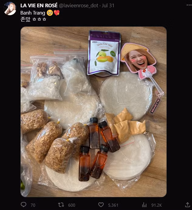 Fansite LA VIE EN ROSÉ khoe bánh tráng được fan Việt tặng mang về. Fansite LA VIE EN ROSÉ khoe bánh tráng được fan Việt tặng mang về.