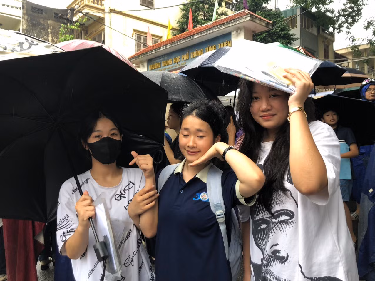 (Từ trái qua phải) Bảo Trâm - Thục Uyên - Như Bình.