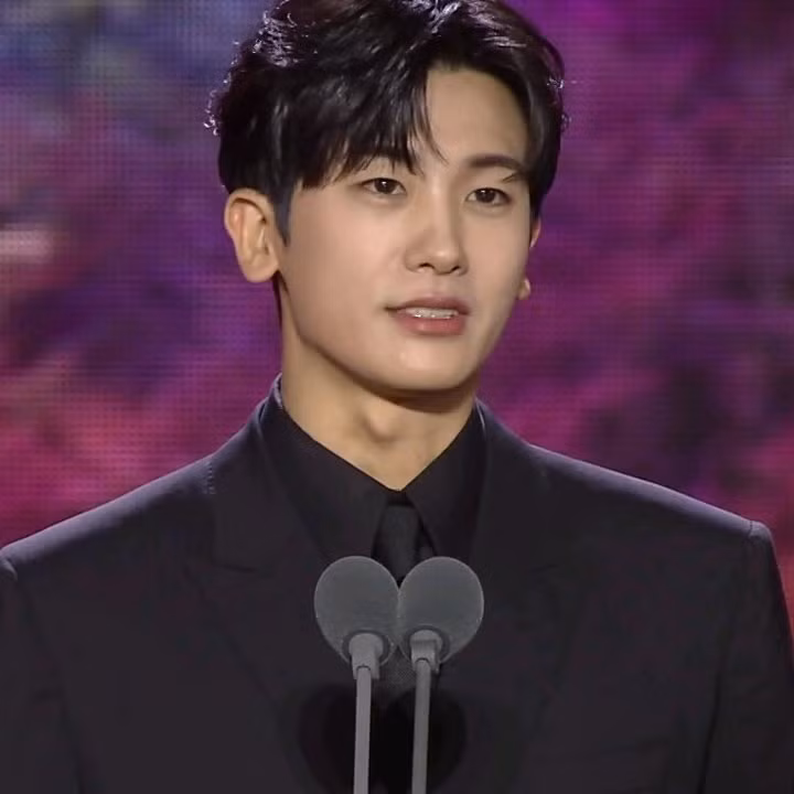 Đồng hành cùng Park Shin Hye với vai trò trao giải, Park Hyung Sik cũng kịp gieo thương nhớ trong lòng khán giả chỉ bằng vài phút ngắn ngủi trên sân khấu.