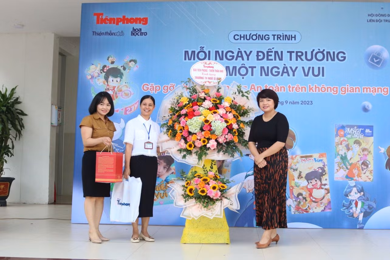Cô Hiệu trưởng Nguyễn Thị Huệ (áo trắng) đại diện nhà trường nhận hoa từ báo Hoa Học Trò, Thiên Thần Nhỏ. Cô Hiệu trưởng Nguyễn Thị Huệ (áo trắng) đại diện nhà trường nhận hoa từ báo Hoa Học Trò, Thiên Thần Nhỏ.