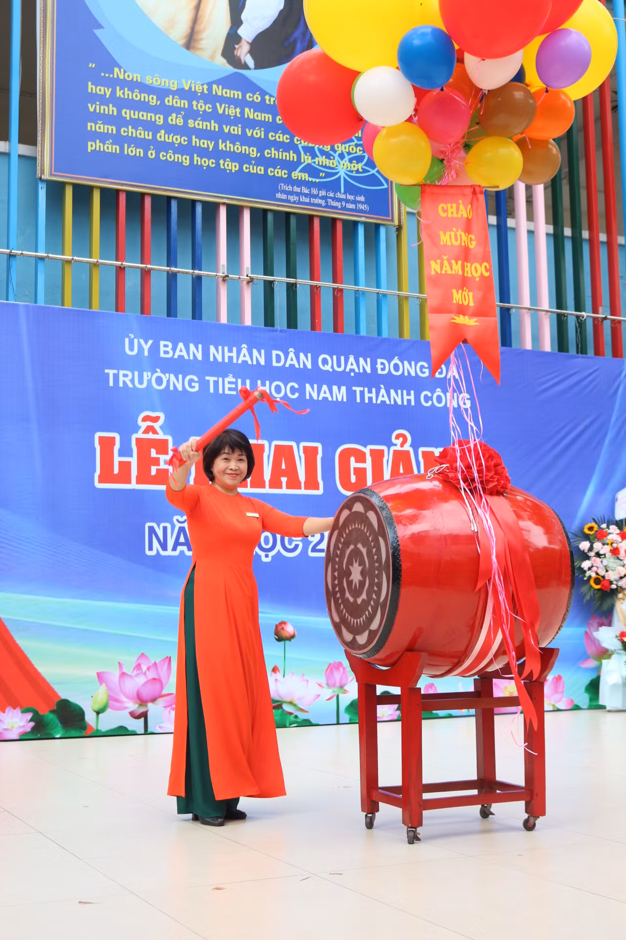 Giây phút cô Hiệu trưởng đánh trống khai trường, các bạn học sinh theo dõi không rời mắt.