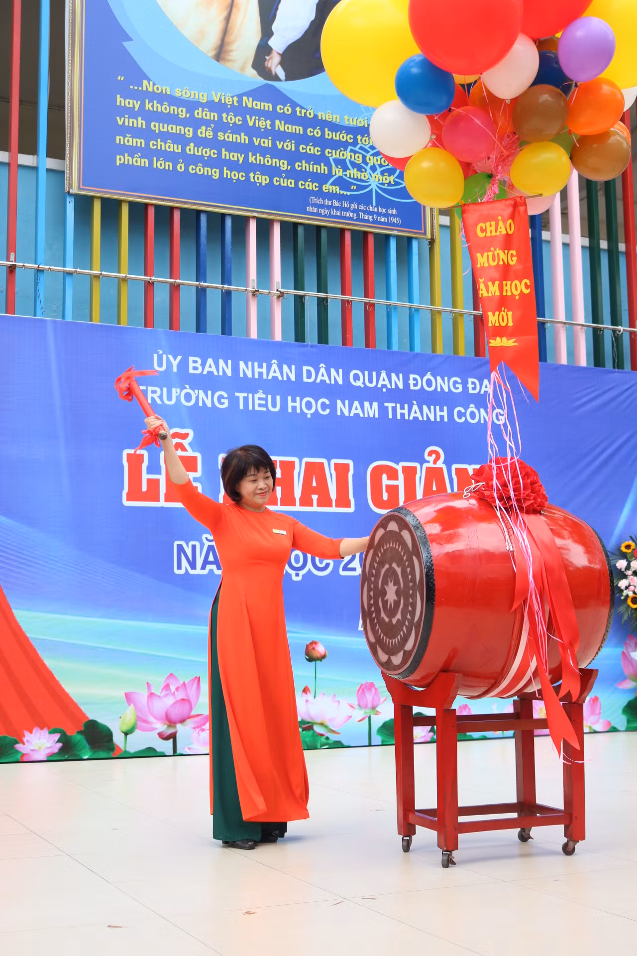 Giây phút cô Hiệu trưởng đánh trống khai trường, các bạn học sinh theo dõi không rời mắt.