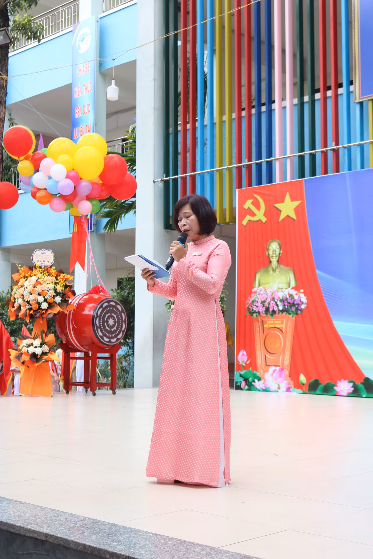 Cô Tổng phụ trách - Trần Minh Tâm đảm nhiệm vai trò dẫn dắt, khuấy động buổi lễ.