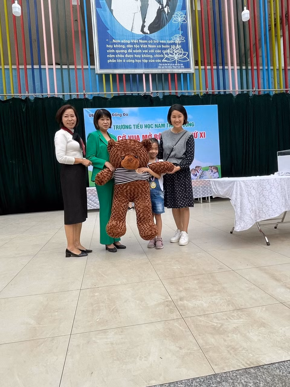 Cô Tổng phụ trách Trần Minh Tâm, cô Hiệu trưởng Phạm Thị Phúc, cô Phó Hiệu trưởng Nguyễn Thanh Giang trao chú gấu bông "khổng lồ" cho cô bạn có lá thăm may mắn. Đây cũng là "kỳ thủ nhí" nhận Huy chương Vàng U6 bảng nữ của cuộc thi. Cô Tổng phụ trách Trần Minh Tâm, cô Hiệu trưởng Phạm Thị Phúc, cô Phó Hiệu trưởng Nguyễn Thanh Giang trao chú gấu bông "khổng lồ" cho cô bạn có lá thăm may mắn. Đây cũng là "kỳ thủ nhí" nhận Huy chương Vàng U6 bảng nữ của cuộc thi.