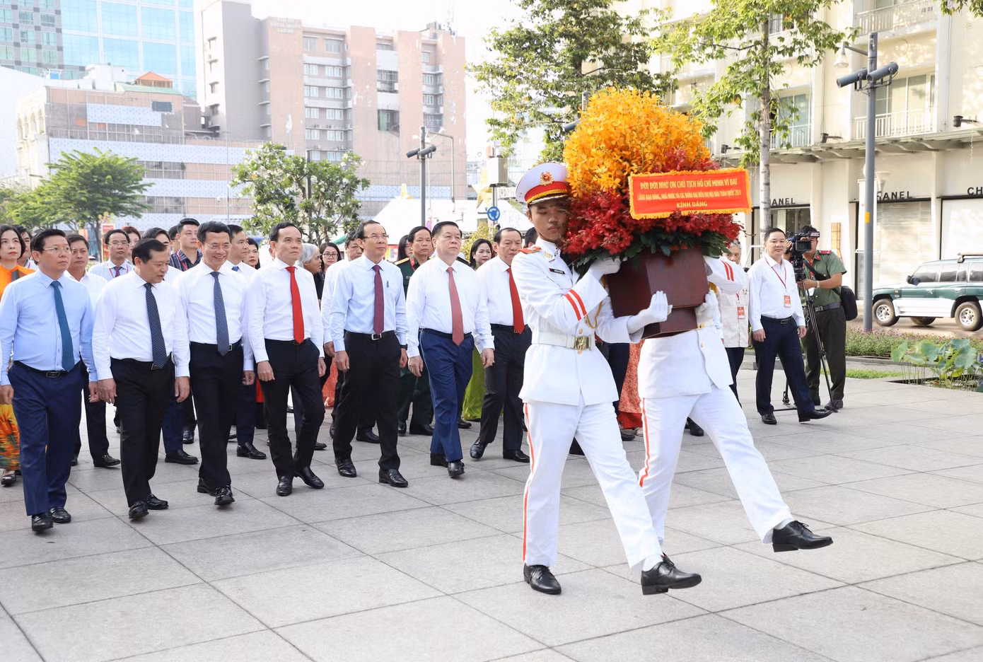 Trước lễ khai mạc, đoàn lãnh đạo Trung ương và TP.HCM đã đến dâng hoa tại Tượng đài Chủ tịch Hồ Chí Minh tại Phố đi bộ Nguyễn Huệ. Đồng chí Nguyễn Văn Nên - Ủy viên Bộ Chính trị, Bí thư Thành ủy TP.HCM làm trưởng đoàn.
