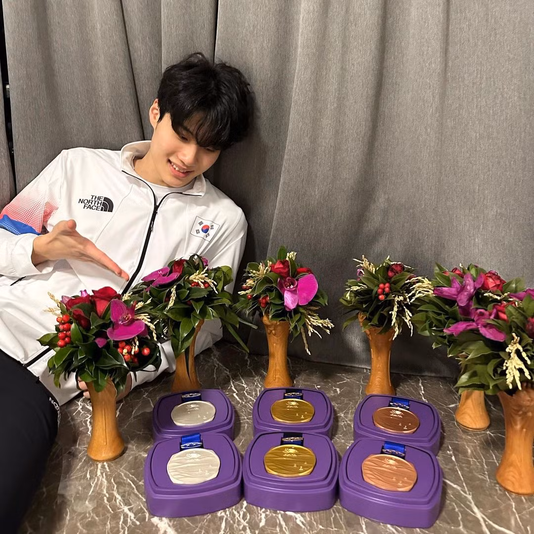 Hwang Sun Woo trùng tên đệm, lại là vận động viên bơi lội, ngoại hình cũng cao lớn, điển trai nên được nhiều cư dân mạng gọi là "phiên bản sống" ở dòng thời gian không bị chấn thương của Ryu Sun Jae.