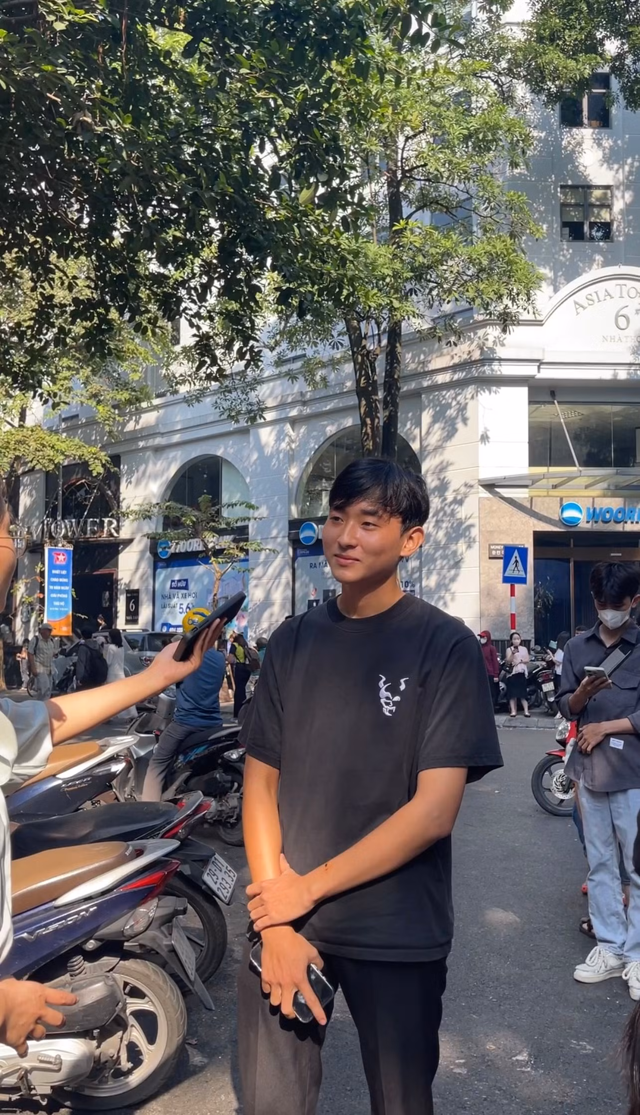 Bạn Tân cho biết hôm nay dù cuối tuần nhưng dậy rất sớm để đến phố đi bộ từ 7 rưỡi sáng. Bạn Tân cho biết hôm nay dù cuối tuần nhưng dậy rất sớm để đến phố đi bộ từ 7 rưỡi sáng.
