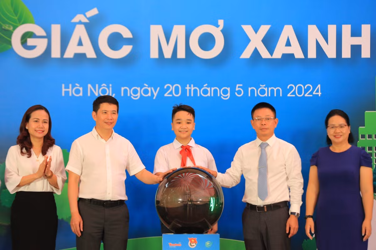 Bạn Nguyễn Trí Huy đại diện các bạn học sinh thực hiện nghi thức của lễ phát động. Bạn Nguyễn Trí Huy đại diện các bạn học sinh thực hiện nghi thức của lễ phát động.