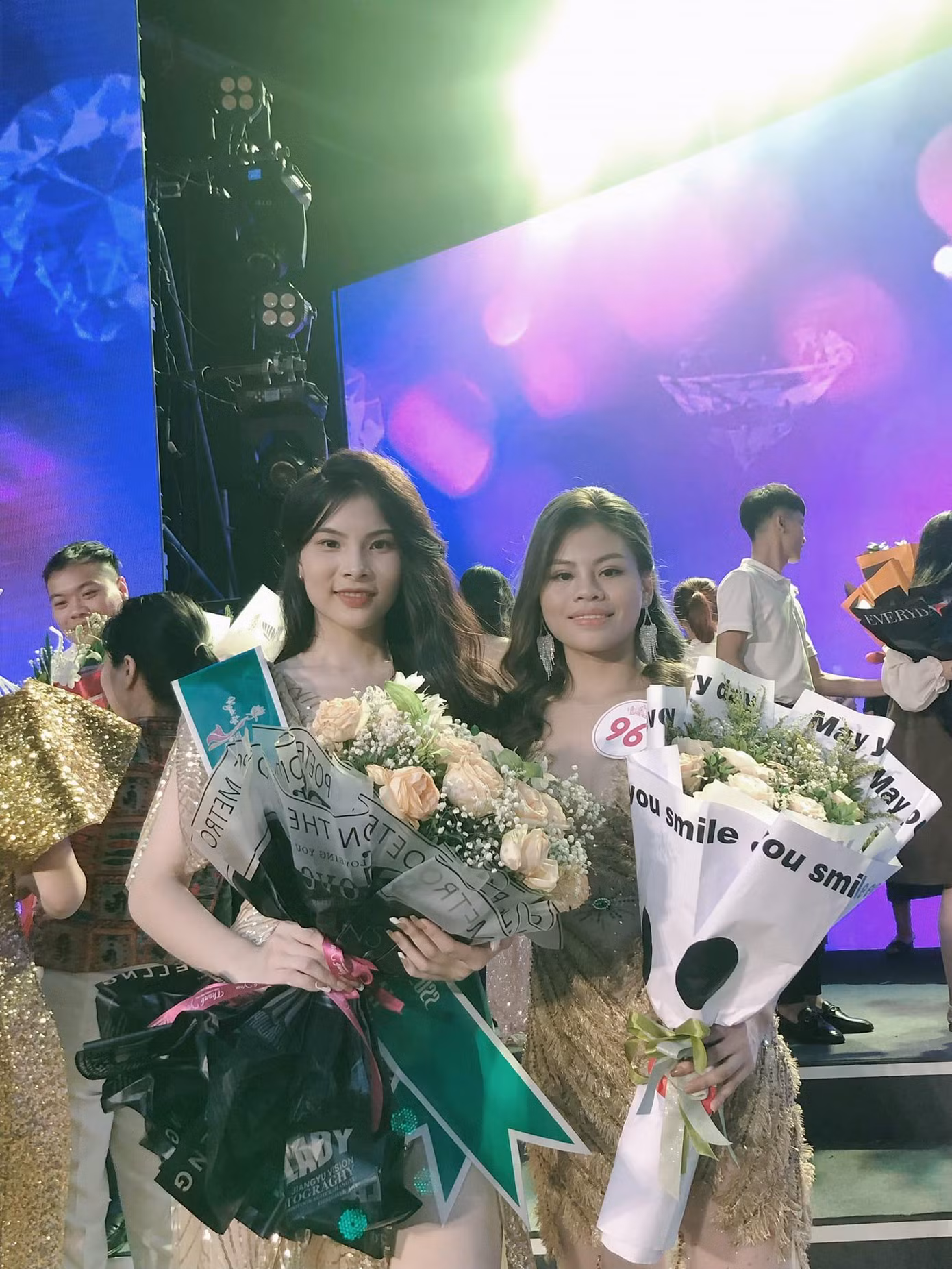 Nguyễn Thị Minh Thư (bên trái) dự định sẽ gia nhập một nhóm tình nguyện tại Hà Nội để giúp đỡ những người dân vùng cao đang gặp khó khăn. Nguyễn Thị Minh Thư (bên trái) dự định sẽ gia nhập một nhóm tình nguyện tại Hà Nội để giúp đỡ những người dân vùng cao đang gặp khó khăn.