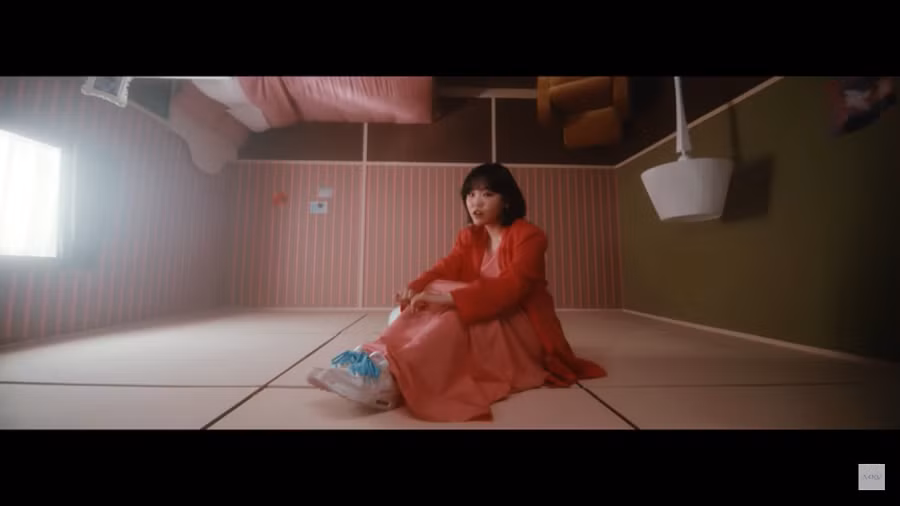 Căn phòng kết thúc trong MV Hey kid, Close your eyes chính là “lãnh địa” của Suhyun trong NAKKA.