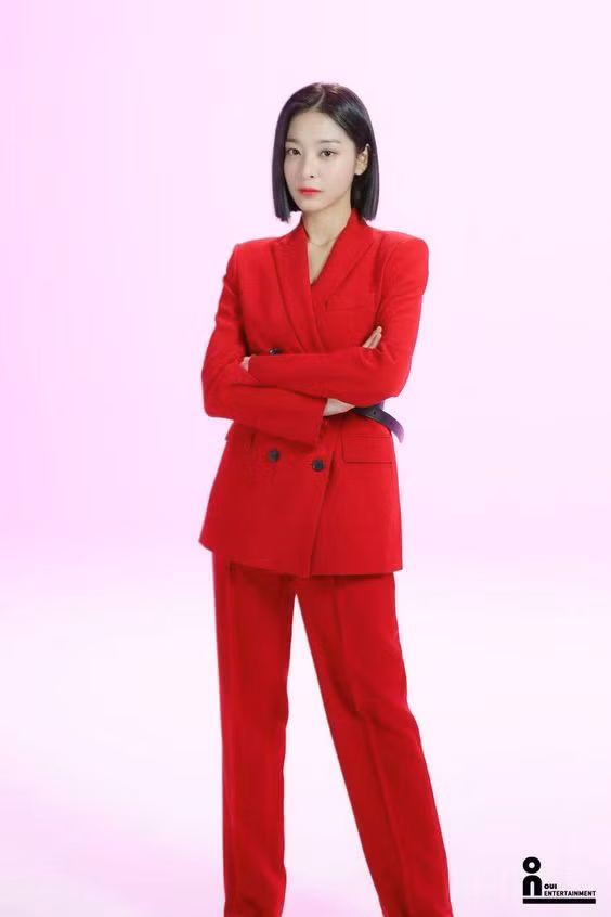 Khi diện nguyên cây vest, khí chất thanh lịch của Young Seo được tăng thêm phần "bá đạo".