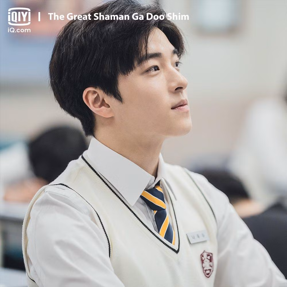 Góc nghiêng "thần thánh" của Nam Da Reum trong Thiếu Nữ Phù Thủy Quyết Đấu. Góc nghiêng "thần thánh" của Nam Da Reum trong Thiếu Nữ Phù Thủy Quyết Đấu.
