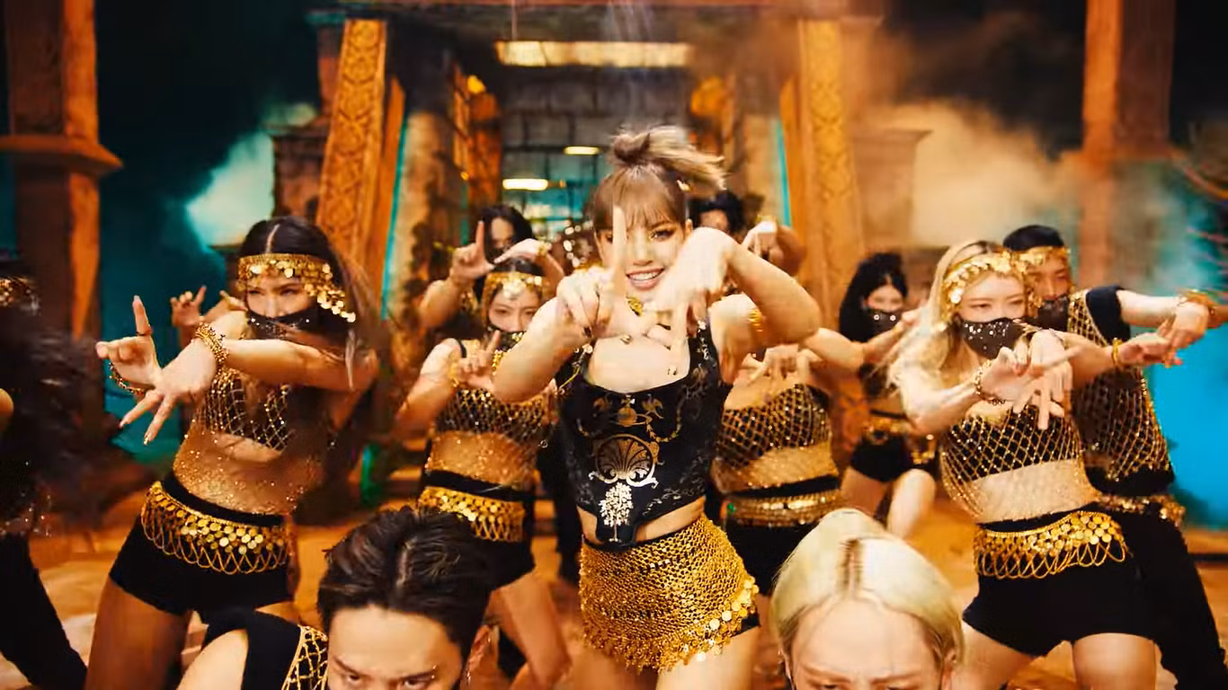 Kí hiệu L-A được Lisa lồng ghép trong phần vũ đạo, khẳng định thương hiệu của LALISA. Kí hiệu L-A được Lisa lồng ghép trong phần vũ đạo, khẳng định thương hiệu của LALISA.