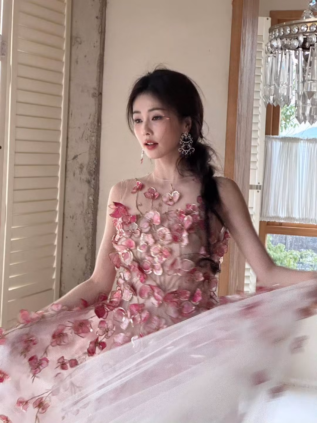 Bạch Lộc xinh đẹp trong ảnh đã chỉnh sửa do studio đăng tải lẫn hậu trường chụp nhanh bằng điện thoại.