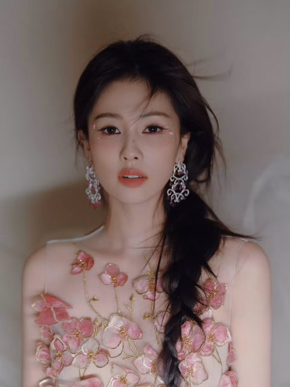 Bạch Lộc xinh đẹp trong ảnh đã chỉnh sửa do studio đăng tải lẫn hậu trường chụp nhanh bằng điện thoại.