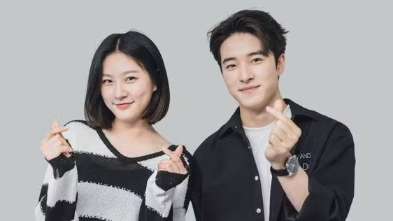 Sánh đôi cùng anh chàng là Kim Sae Ron - cô nàng cũng từng là một diễn viên nhí đình đám. Sánh đôi cùng anh chàng là Kim Sae Ron - cô nàng cũng từng là một diễn viên nhí đình đám.