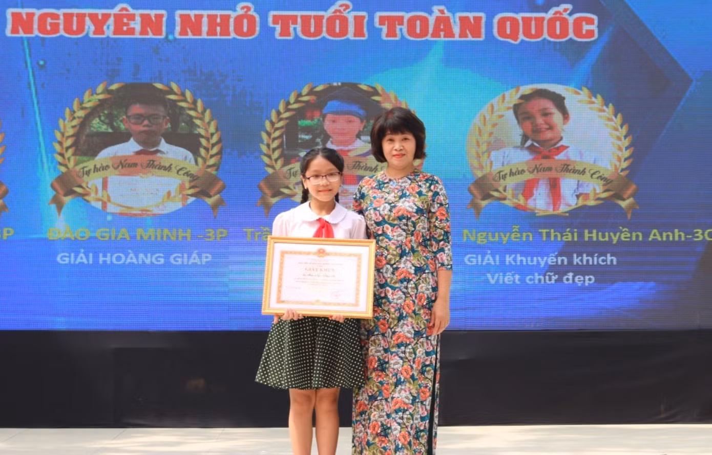 Trần Ngọc Khuê Tú, cô bạn học sinh lớp 5E là người sở hữu nhiều giải thưởng nhất tại lễ bế giảng.
