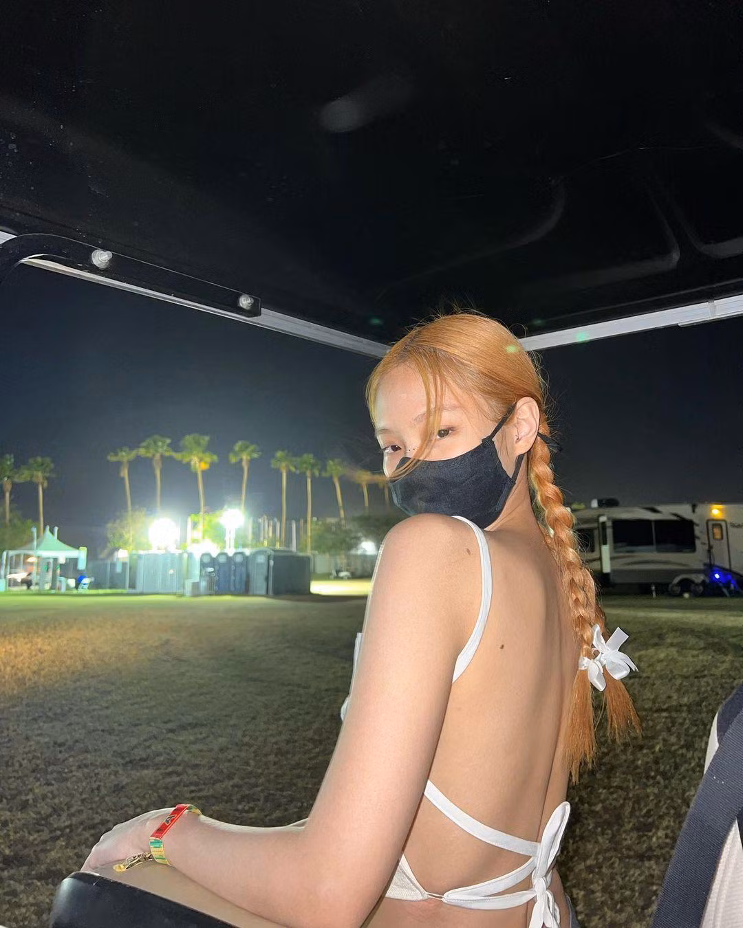 Mẫu áo hở lưng này dự kiến sẽ trở thành "hot item" của mùa Hè năm nay nhờ được Jennie lăng-xê.