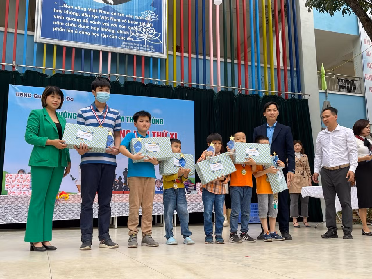 Tween hào hứng, thích thú khi nhận được giải thưởng. Tween hào hứng, thích thú khi nhận được giải thưởng.