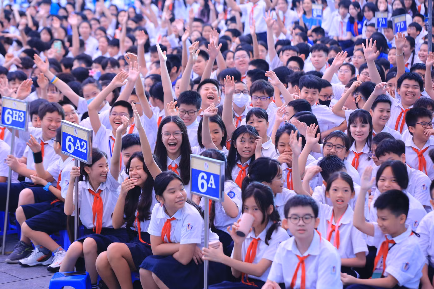 Tween trường THCS Trưng Vương hưởng ứng nhiệt liệt các hoạt động trong buổi lễ. Tween trường THCS Trưng Vương hưởng ứng nhiệt liệt các hoạt động trong buổi lễ.