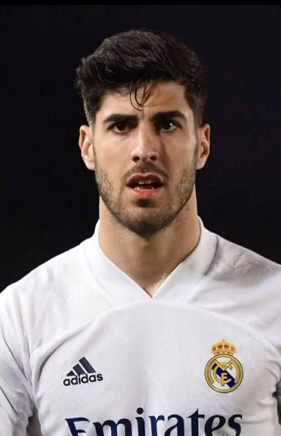 Marco Asensio lần đầu được gọi vào đội tuyển Tây Ban Nha vào năm 2016, sau khi giành được 1 Huy chương Vàng và 1 Huy chương Bạc cùng đội tuyển U19 và U21.