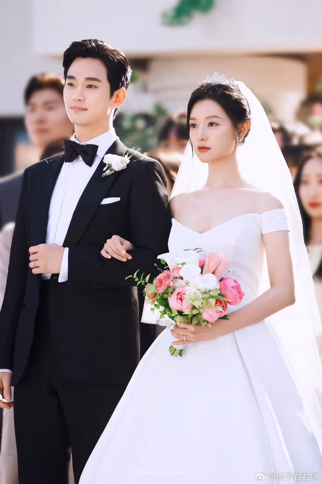Chỉ cần đổi kiểu tóc, tạo hình thảm đỏ Baeksang 2024 của Kim Soo Hyun trông không khác gì tạo hình của Baek Hyun Woo ở hôn lễ với Hong Hae In (Kim Ji Won) trong Queen of Tears.