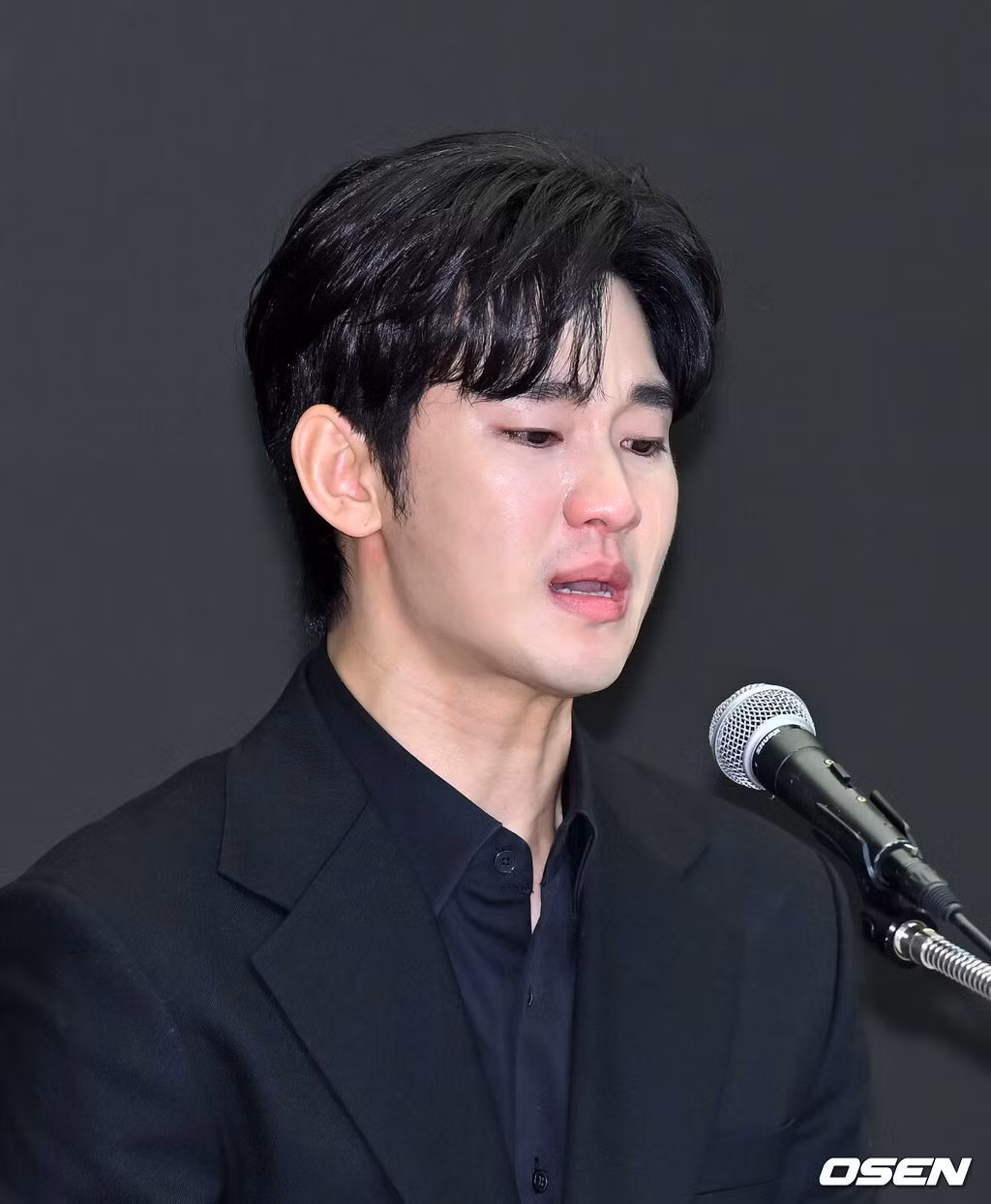 Kim Soo Hyun khóc nức nở xuyên suốt họp báo.