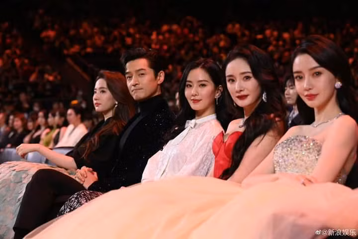 Đây là khung hình quyền lực tại Đêm hội Weibo 2022, dàn đỉnh lưu năm nay sẽ tạo nên khoảnh khắc thần thánh nào vượt qua bức ảnh này hay không? Đây là khung hình quyền lực tại Đêm hội Weibo 2022, dàn đỉnh lưu năm nay sẽ tạo nên khoảnh khắc thần thánh nào vượt qua bức ảnh này hay không?