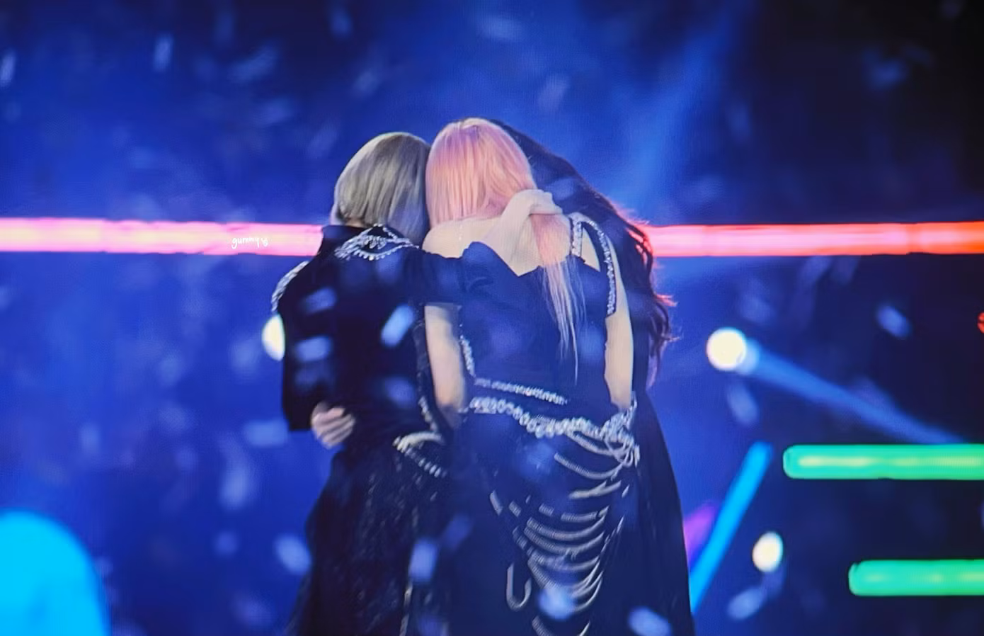 aespa trao nhau "group hug" sau khi thắng 3 Daesang tại MMA 2024. Khoảnh khắc này đang được fan chia sẻ chóng mặt vì xúc động.