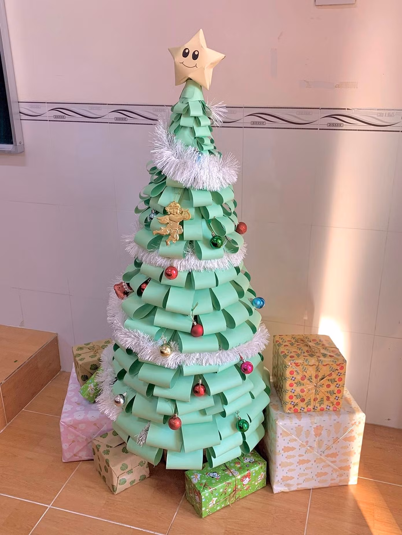 Cây thông handmade từ giấy xốp đang được teen áp dụng thực hiện ở cả phiên bản lớn và mini. - Ảnh: Sát Long Nhựt Anh