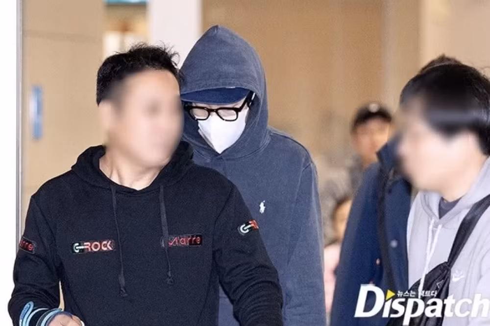 Ryu Jun Yeol đội mũ, đeo khẩu trang và kính kín mít. Anh né tránh mọi câu hỏi của truyền thông về tin hẹn hò, di chuyển nhanh rời khỏi sân bay.