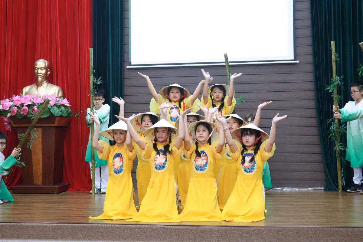Mở đầu chương trình là loạt tiết mục lấy cảm hứng đất nước, dân tộc khiến các khán giả nhí tại hội trường không thể rời mắt. Mở đầu chương trình là loạt tiết mục lấy cảm hứng đất nước, dân tộc khiến các khán giả nhí tại hội trường không thể rời mắt.