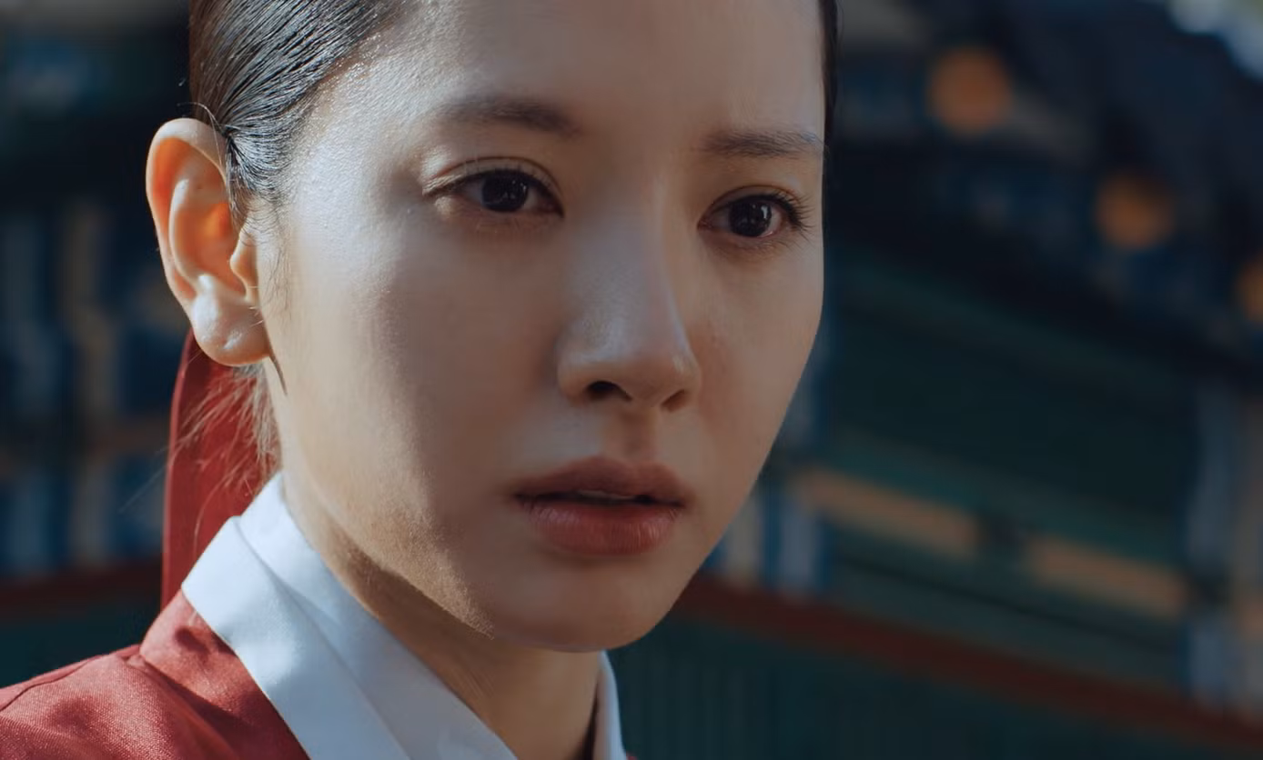 Yeo Ri đụng mặt Poong San, nhận ra đặc điểm chắc nịch ông ta chính là Ah Goo Ji. Nhưng cô không kịp chạy trốn thì đã bị lão bắt đi.