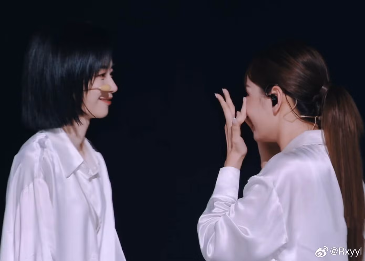 Chi Pu sau đó đã mỉm cười, lau nước mắt bước ra kêu gọi bình chọn.