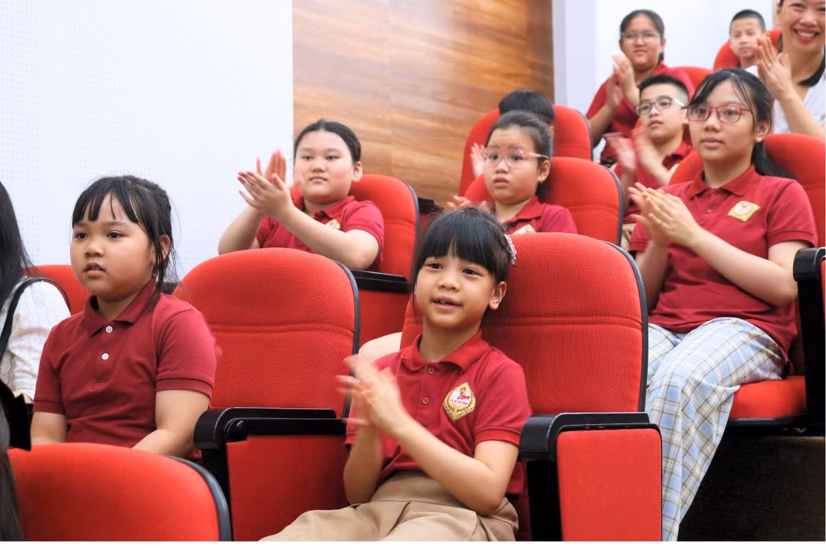 Các bạn nhỏ thích thú khi vừa được thưởng thức các tiết mục văn nghệ đặc sắc, vừa được biết thêm nhiều kiến thức lịch sử thú vị. Các bạn nhỏ thích thú khi vừa được thưởng thức các tiết mục văn nghệ đặc sắc, vừa được biết thêm nhiều kiến thức lịch sử thú vị.