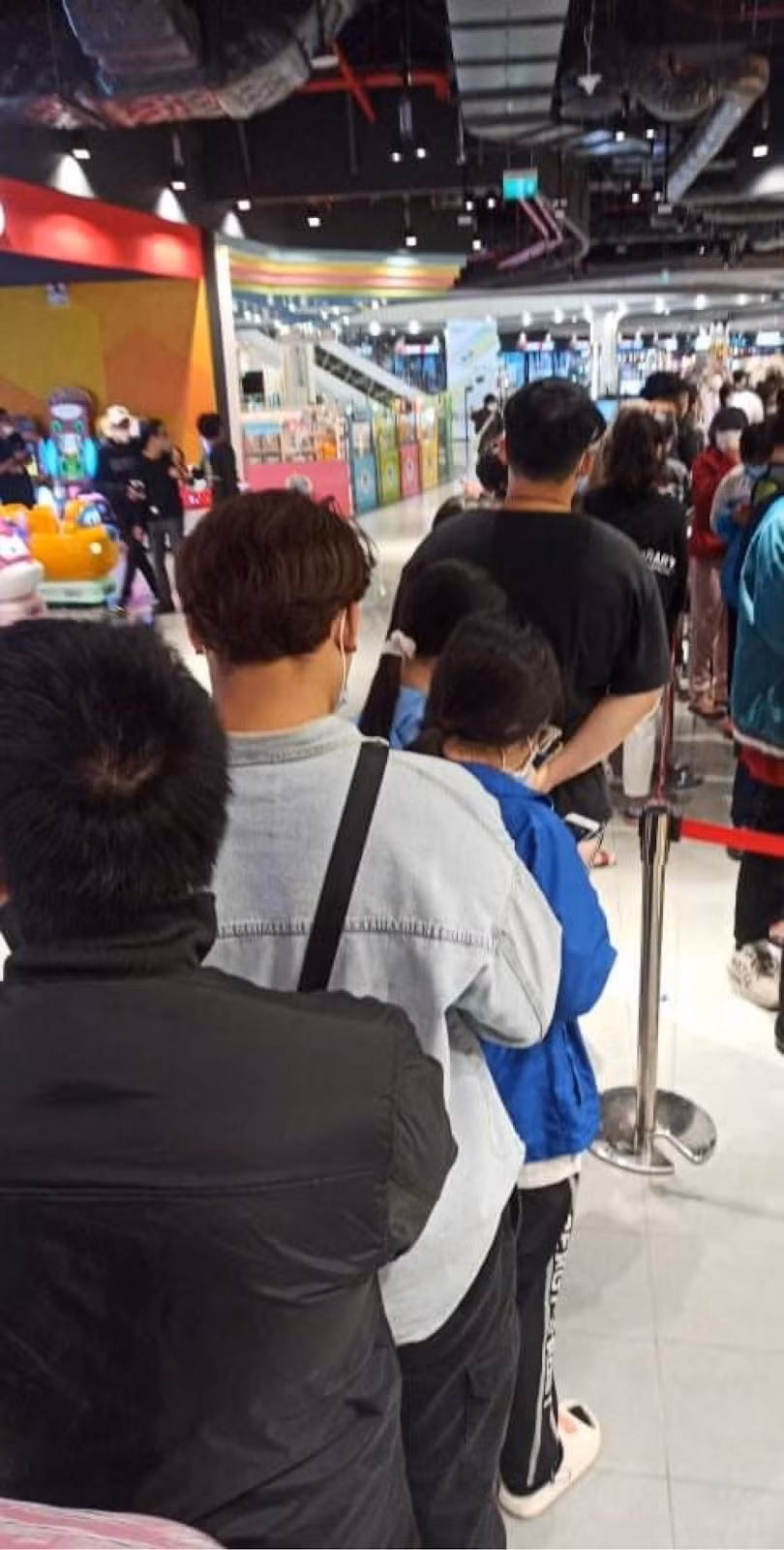 Hình ảnh học sinh, sinh viên và phụ huynh xếp hàng mua Chú Thuật Hồi Chiến vào sáng sớm tại AEON Mall Hải Phòng.