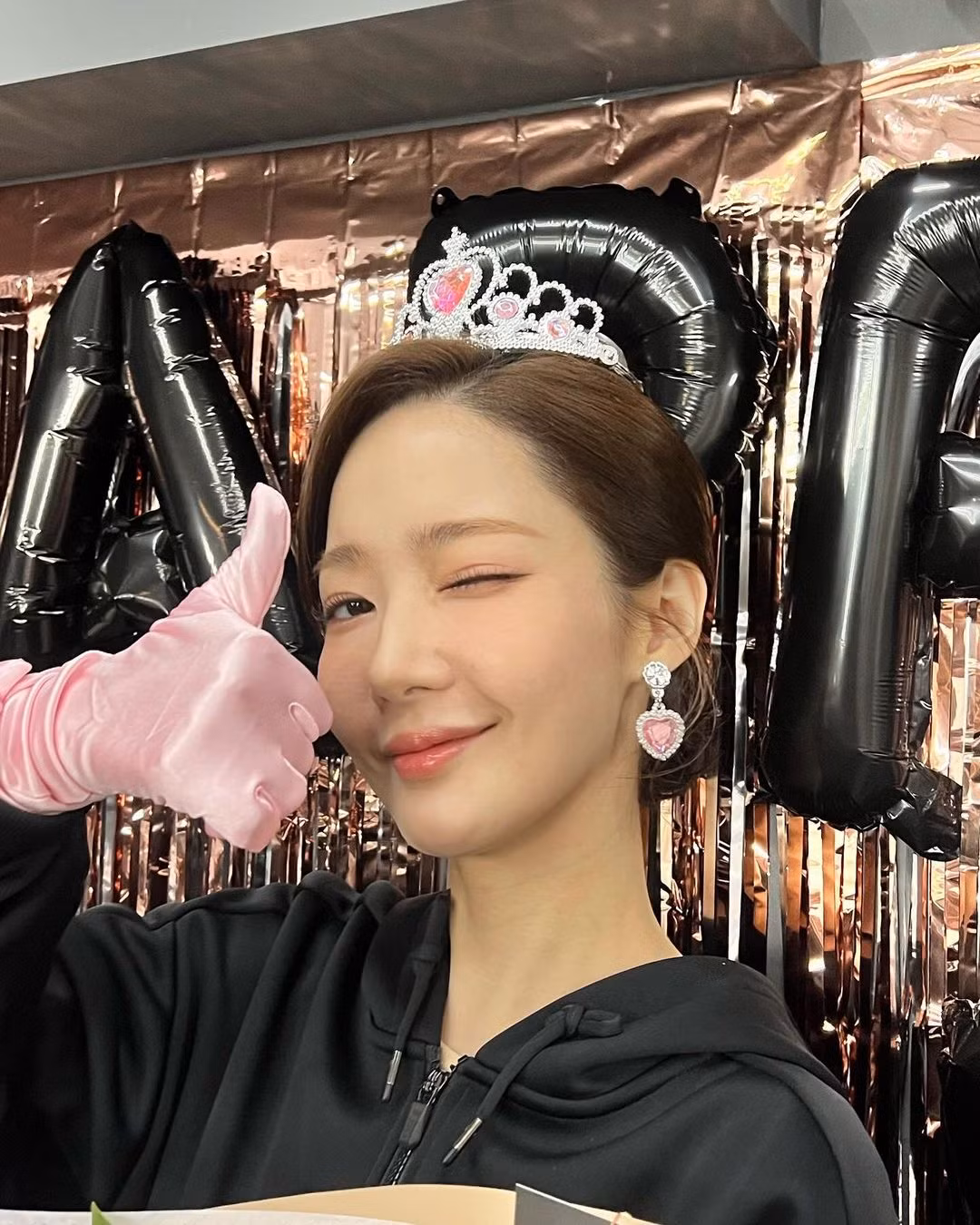 Hai bức ảnh được Park Min Young cập nhật. Hai bức ảnh được Park Min Young cập nhật.