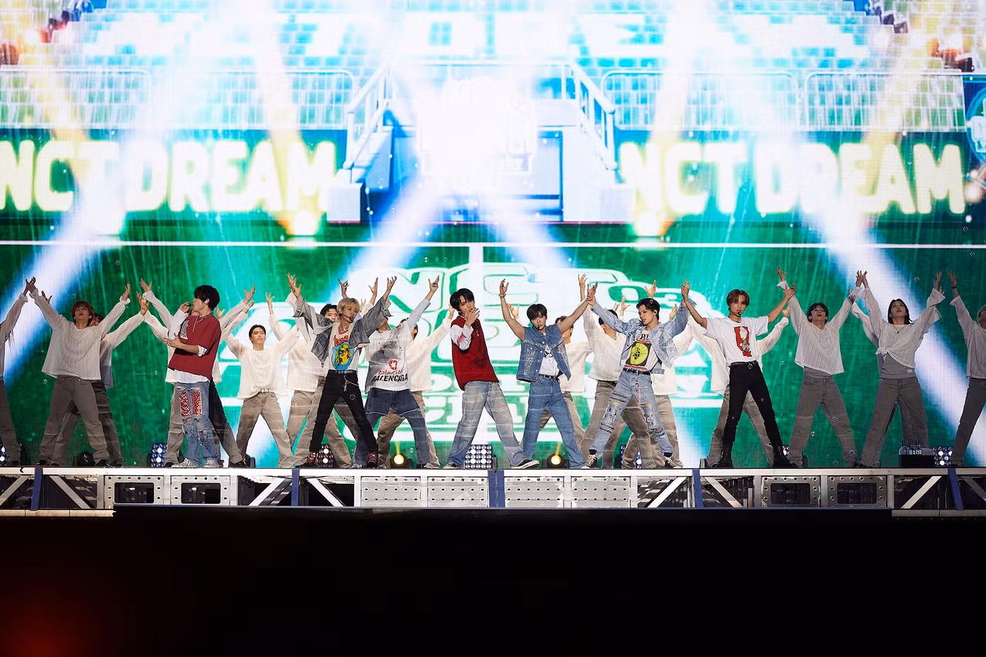 Toàn bộ unit của NCT: NCT U, NCT 127, NCT DREAM, WayV đều có phần biểu diễn ấn tượng, bên cạnh các màn trình diễn toàn đội hình.