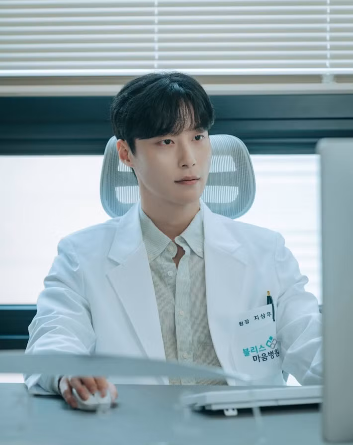 Gọi Ji Sang Woo là "túi mù" của When The Phone Rings vì đã qua 8 tập, khán giả vẫn hoang mang không biết nhân vật này ở phe thiện hay ác.