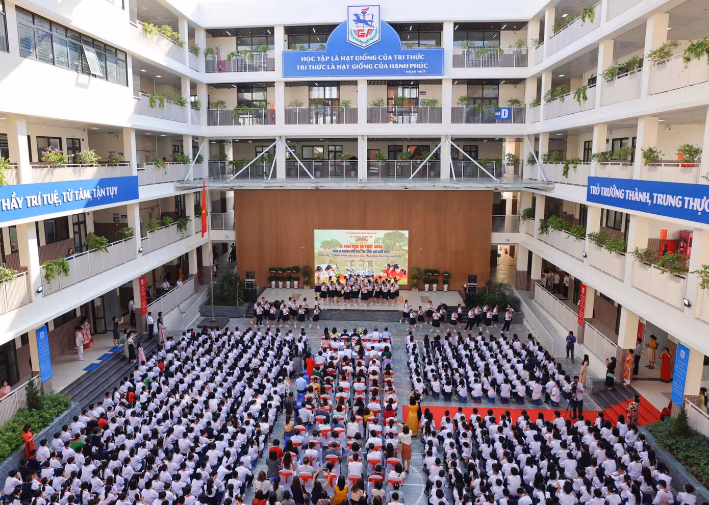 Trường THCS Giảng Võ sau khi tái xây dựng trở thành ngôi trường có cơ sở hiện đại, tiện nghi bậc nhất quận Ba Đình (Hà Nội).
