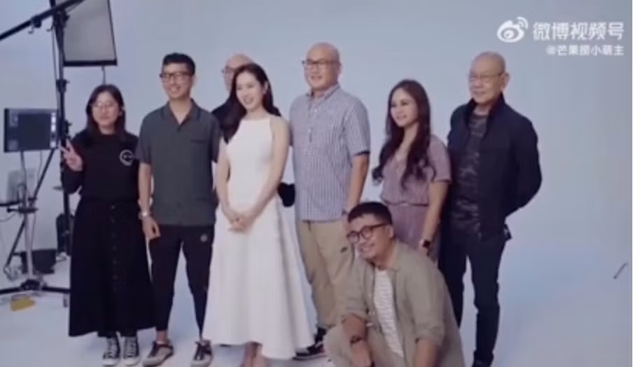Trong suốt quá trình chụp ảnh, Son Ye Jin luôn để tay duỗi sang hai bên tựa theo vòng bụng như đang ôm ấp thiên thần nhỏ bên trong khiến fan thích thú.