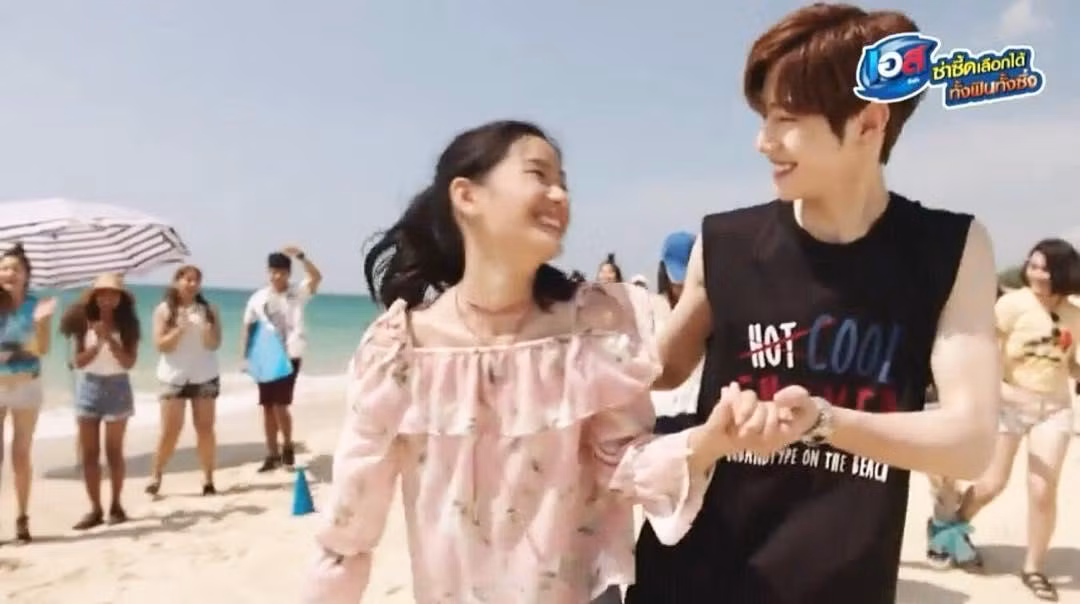 Nàng fangirl Tu Tontawan còn được xuất hiện trong TVC quảng cáo nước ngọt cùng GOT7 và chung khung hình cùng Mark tại Thái Lan khi chỉ vừa tròn 17 tuổi.