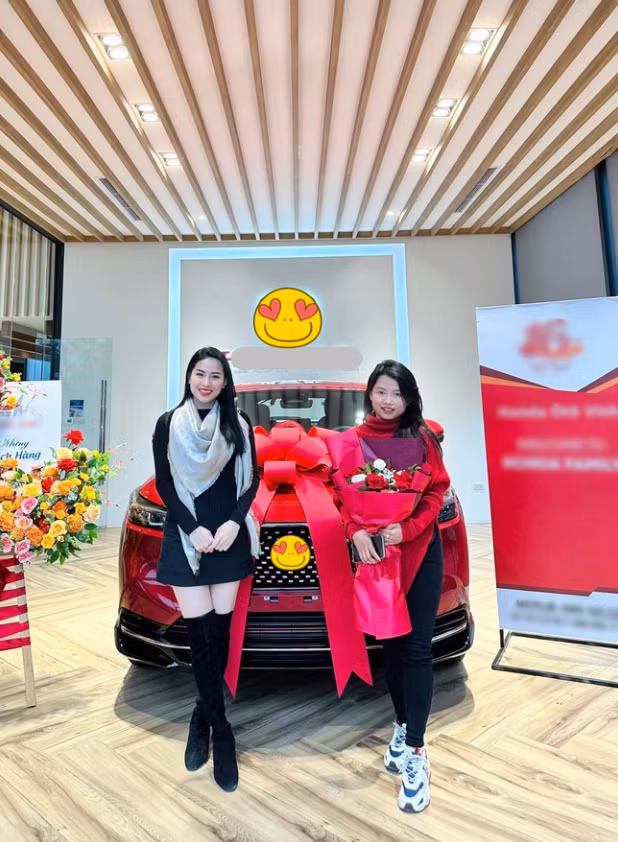 Đầu năm nay, "chiến thần review" khoe mới sắm chiếc xe thứ ba, lần này là tặng chị gái.