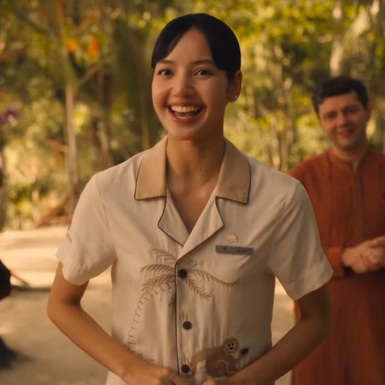 Dựa vào hình ảnh này, khán giả đoán Lisa vào vai quản lý của khách sạn ở Thái Lan.