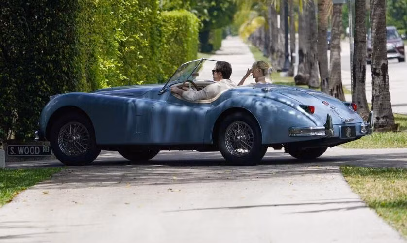 Di chuyển đến khu ăn uống, Brooklyn Beckham chở Nicola Peltz trên chiếc xe cổ Jaguar XK150S 1958 màu xanh nhạt. Chiếc xe này có giá khoảng 500K USD (hơn 11,4 tỷ đồng).