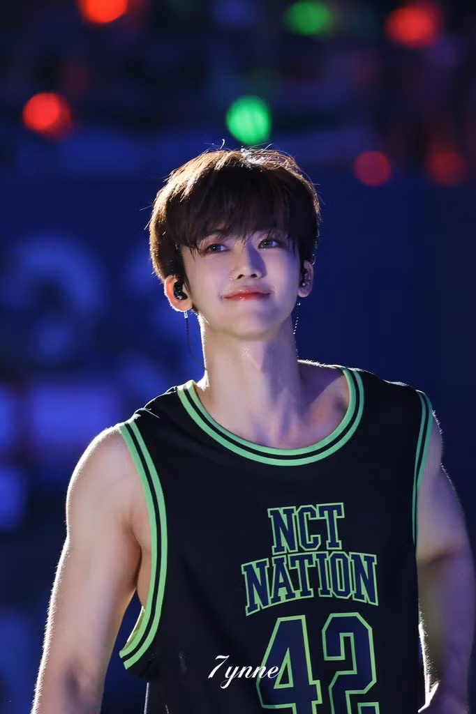 Jaemin khiến hội NCTzen "xỉu lên xỉu xuống" vì gương mặt và thân hình đối lập. - Ảnh: 7ynne, HashBrownsPerDay