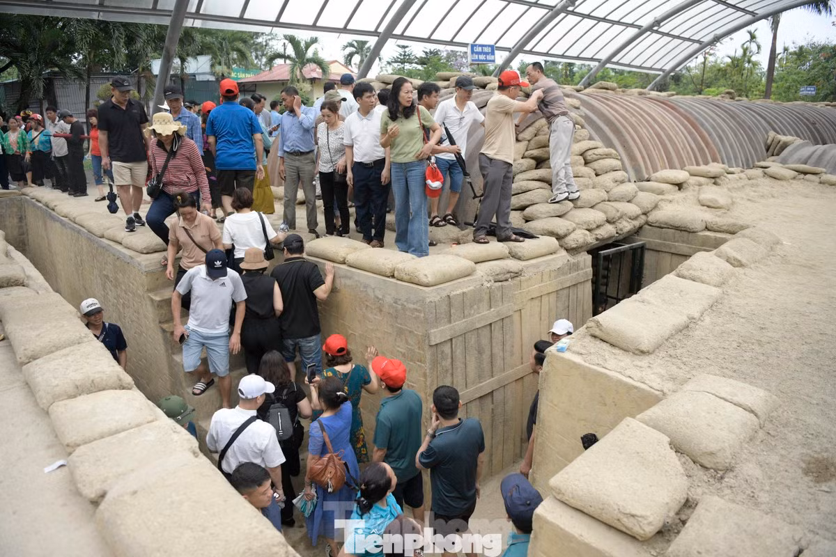 Đông đảo nhân dân ghé tới tham quan tại khu di tích Hầm tướng Đờ Cát.